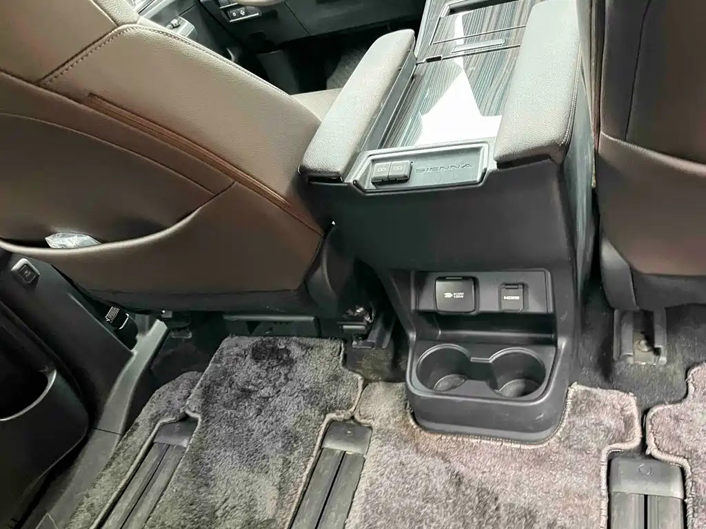 Toyota Sienna — миниатюра 23
