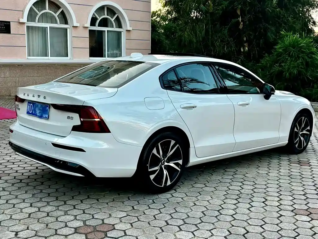Volvo S60 2023 — фото 4