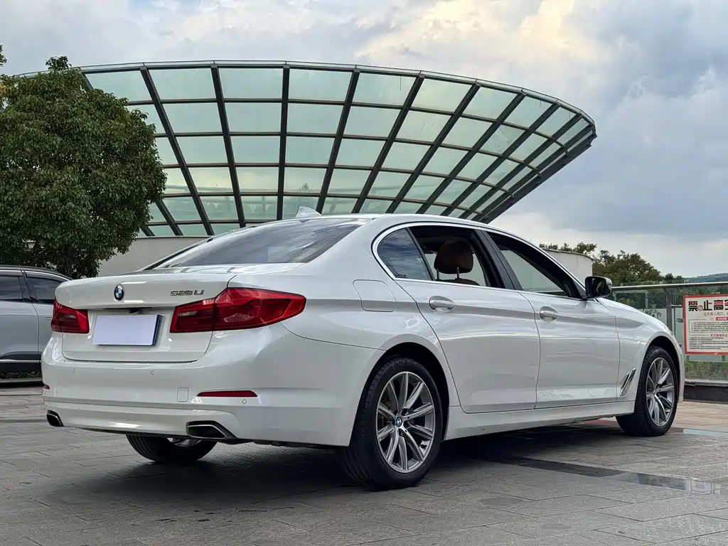 BMW 5 Series — миниатюра 7