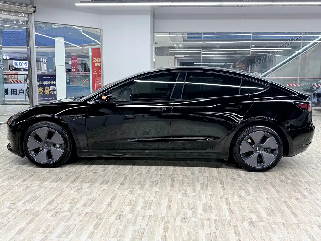 Tesla Model 3 — миниатюра 2