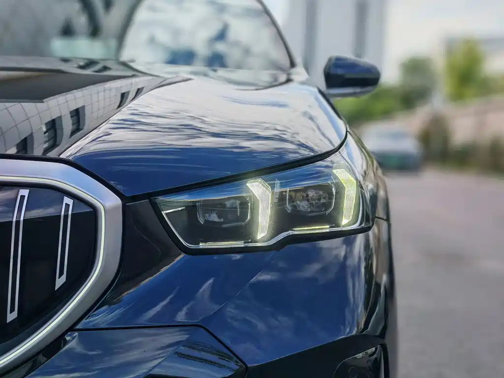 BMW 5 Series — миниатюра 8