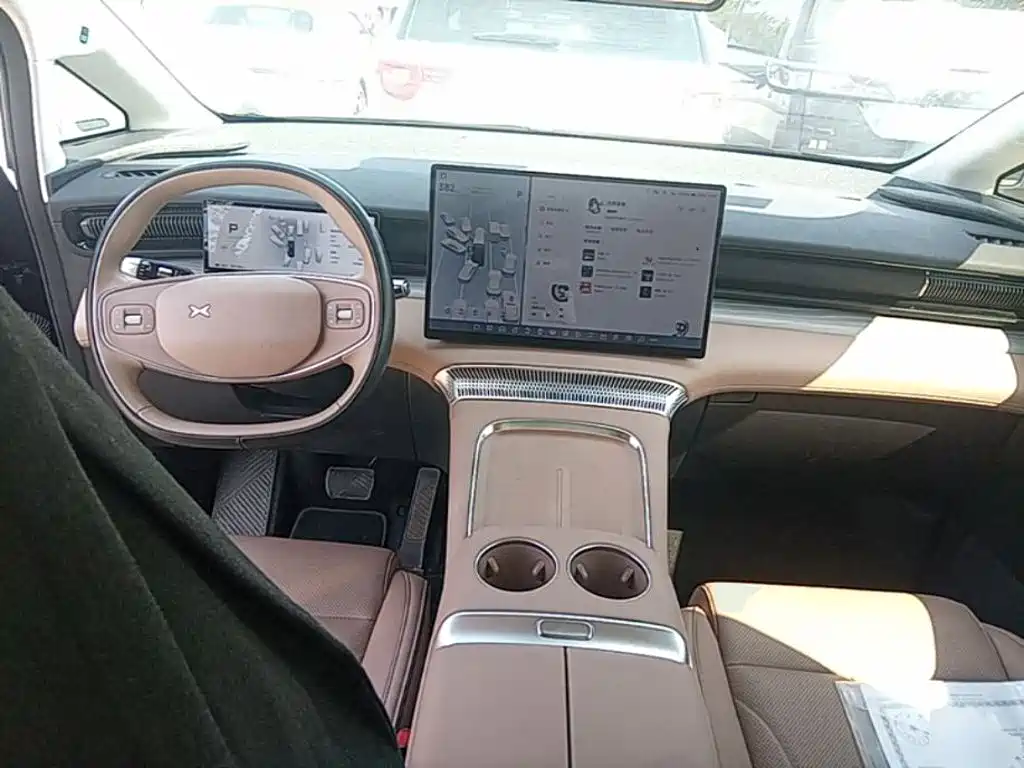 XPeng X9 — миниатюра 10