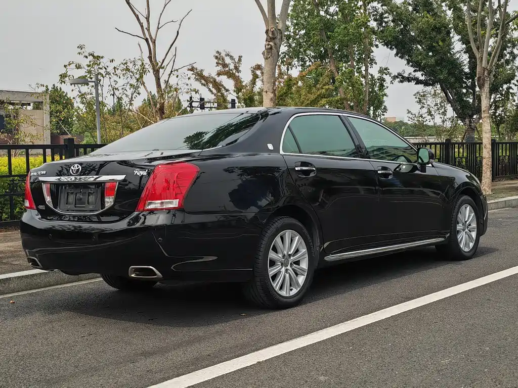 Toyota Crown — миниатюра 8