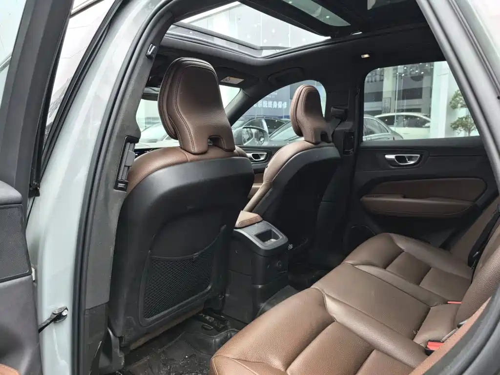 Volvo XC60 PHEV — миниатюра 4