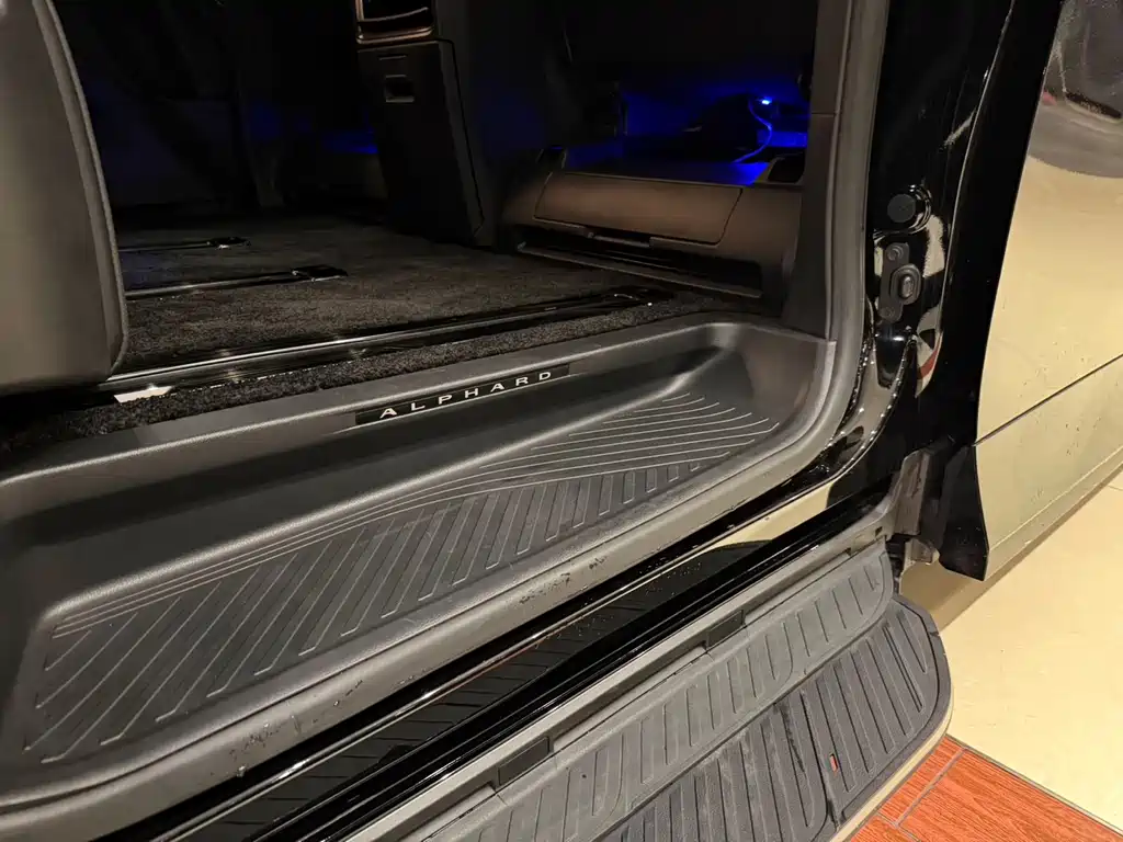 Toyota Alphard — миниатюра 10