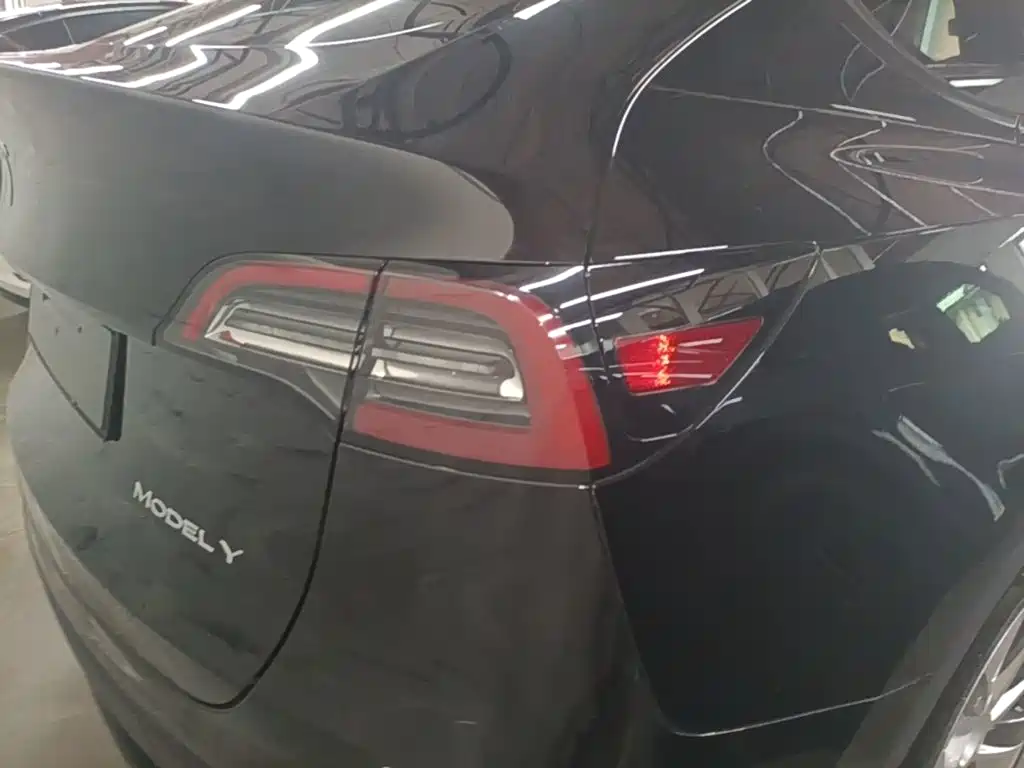 Tesla Model Y — миниатюра 8