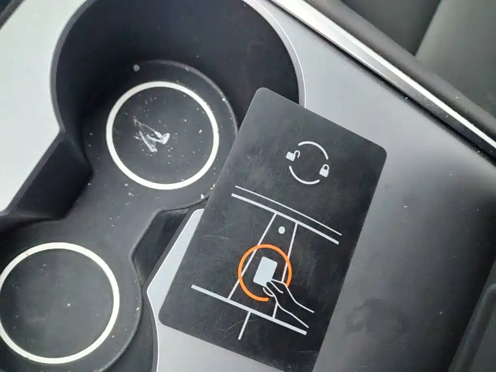 Tesla Model Y — миниатюра 9