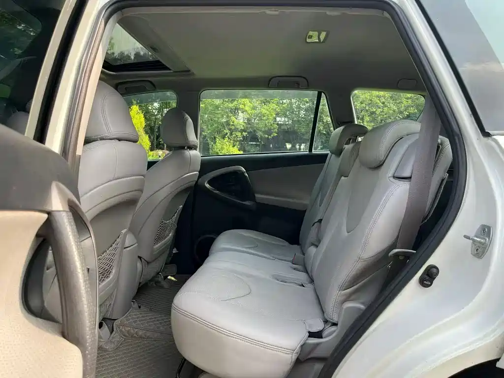 Toyota RAV4 — миниатюра 5