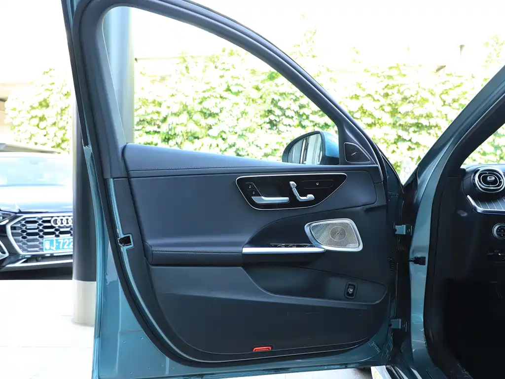 Mercedes-Benz C-Class — миниатюра 11