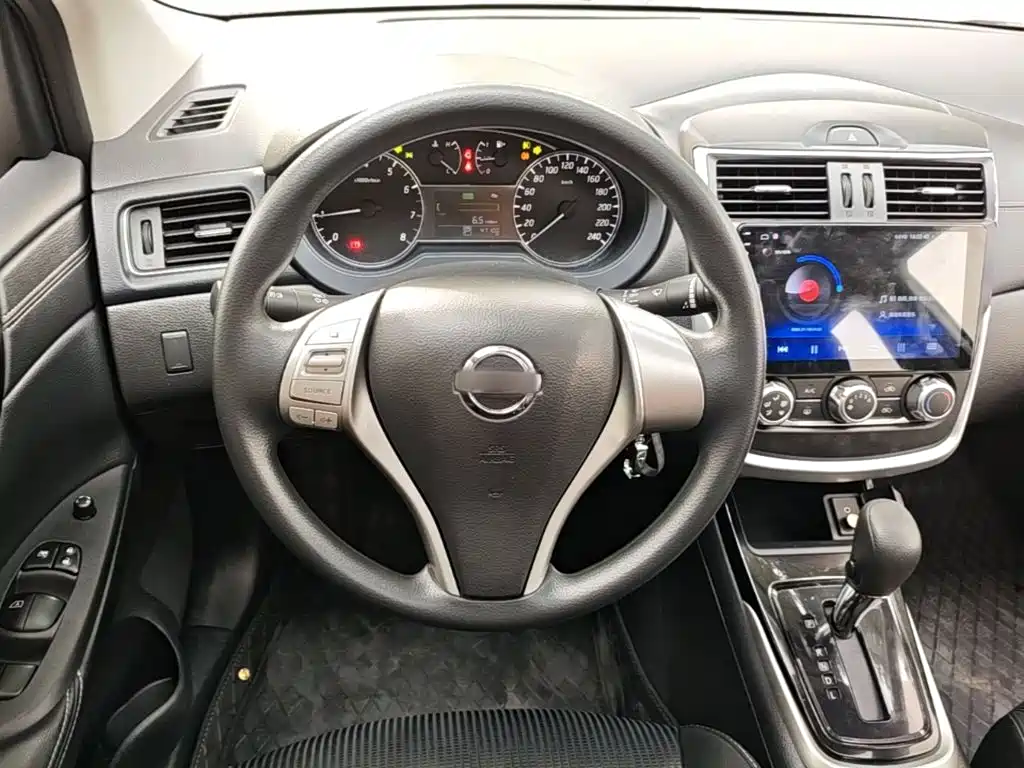 Nissan Tiida — миниатюра 11