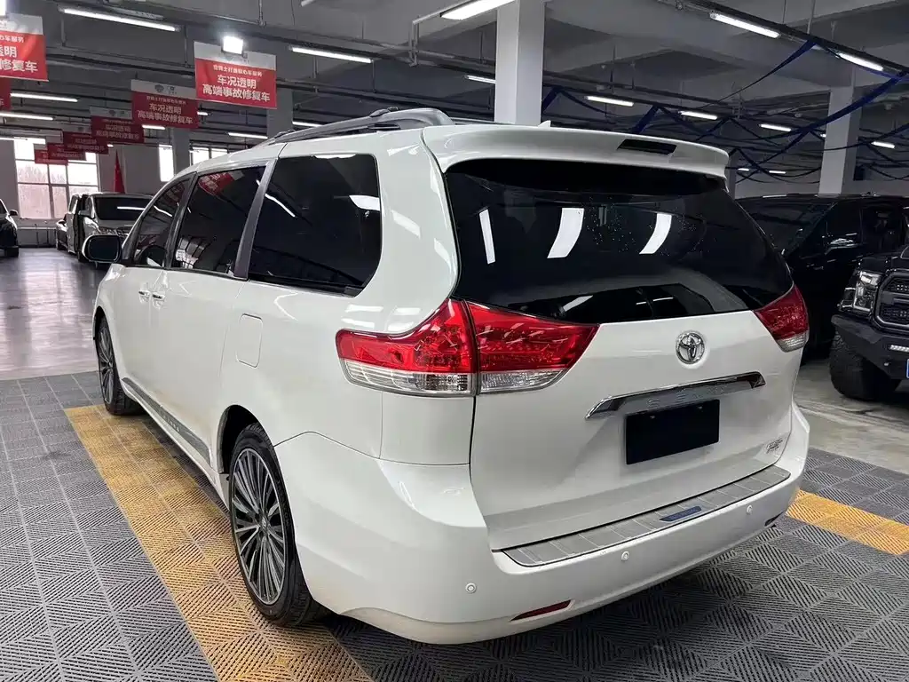 Toyota Sienna — миниатюра 7
