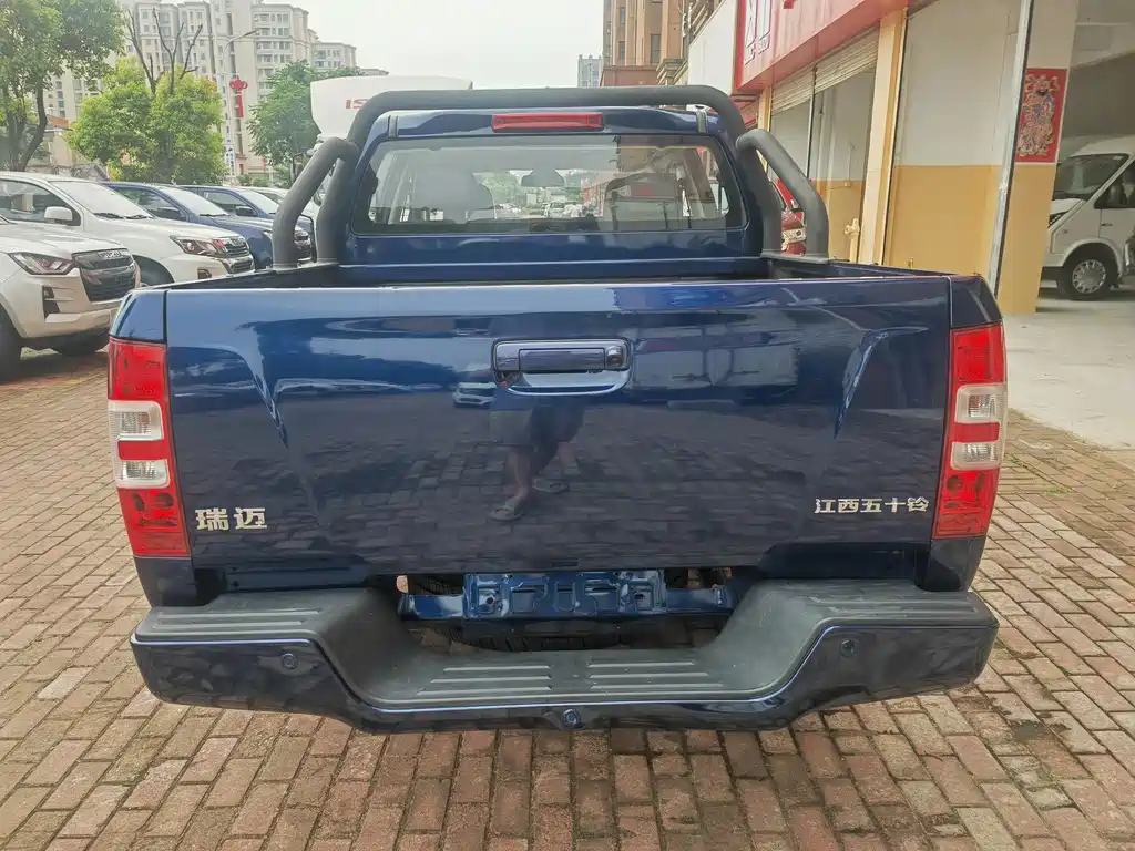 Isuzu RE-MAX 2025 2.4L MT Standard