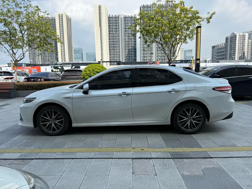 Toyota Camry — миниатюра 3