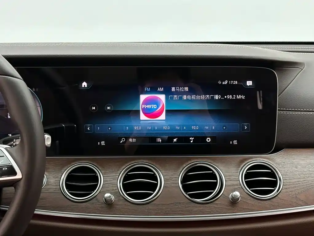 Mercedes-Benz E-Class — миниатюра 13