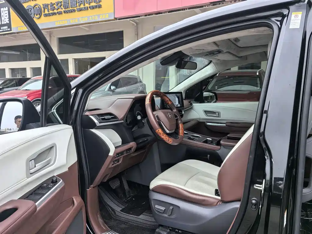 Toyota Sienna — миниатюра 13