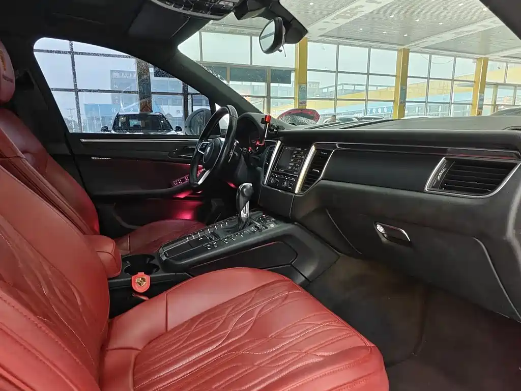 PORSCHE MACAN