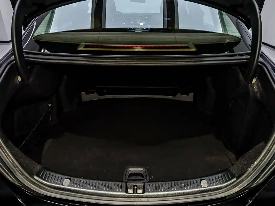 Mercedes-Benz E-Class — миниатюра 6