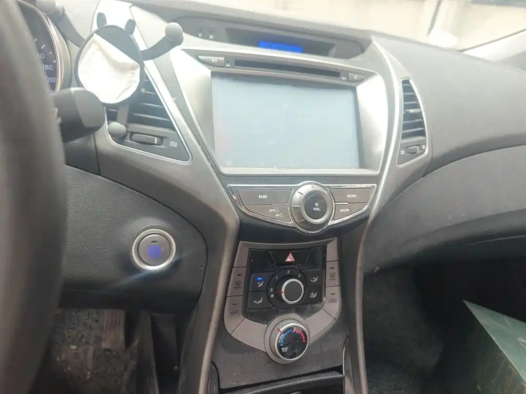 Hyundai Elantra 2015 1.6L MT Lead