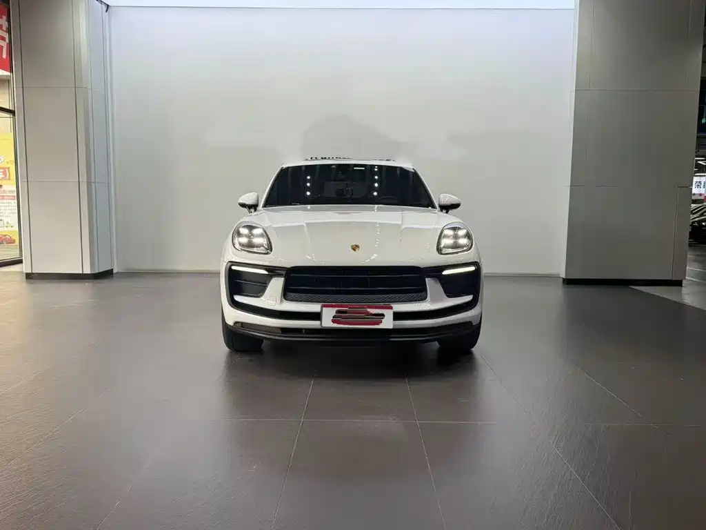 PORSCHE MACAN