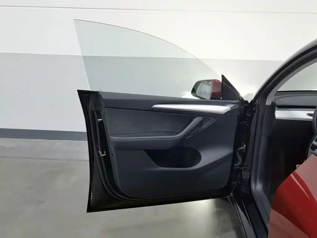 Tesla Model Y — миниатюра 8