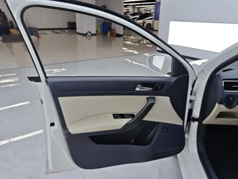 Skoda Rapid — миниатюра 7