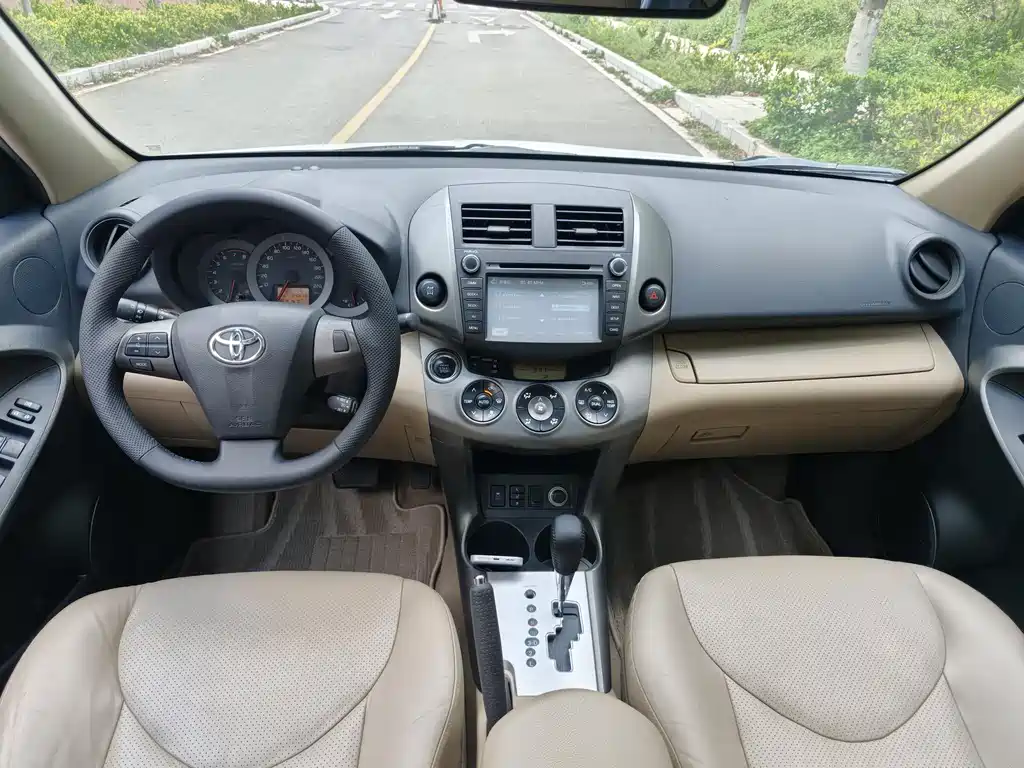 Toyota RAV4 2013 2.4L AT
