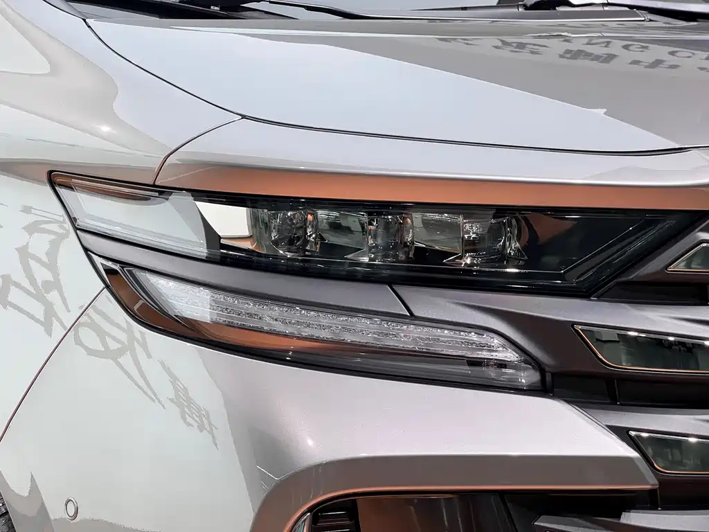 Toyota Alphard — миниатюра 5