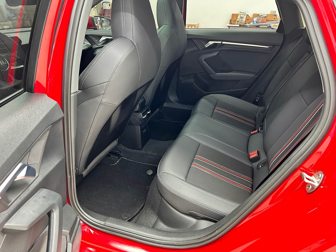 Audi A3 1.4 л 2023 г. красный/фиолетовый, пробег 33000 км