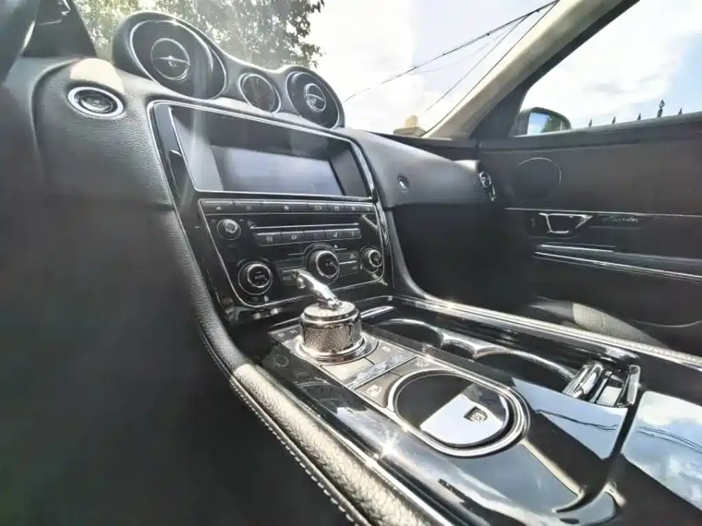Jaguar XJ — миниатюра 11
