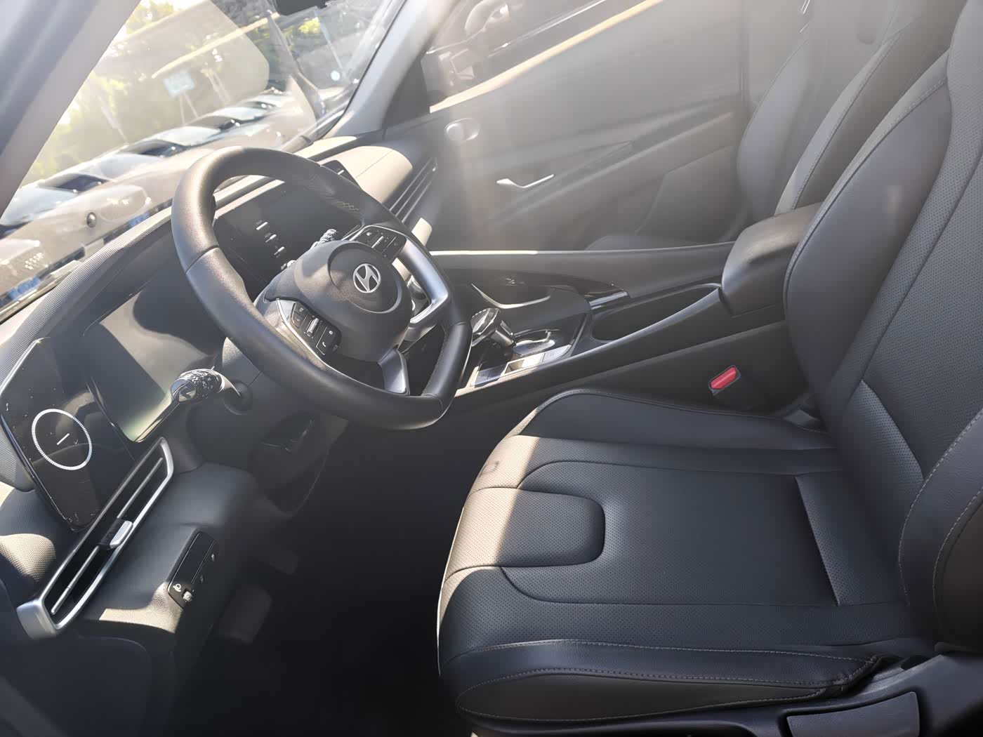 Hyundai Elantra 1.5 л 2024 г. Голубой, пробег 21000 км