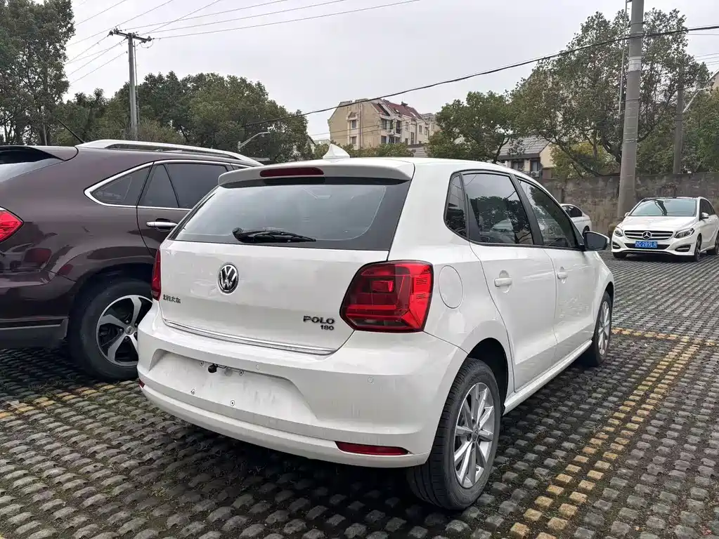 VOLKSWAGEN POLO