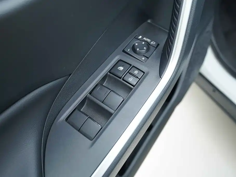 Toyota RAV4 — миниатюра 10