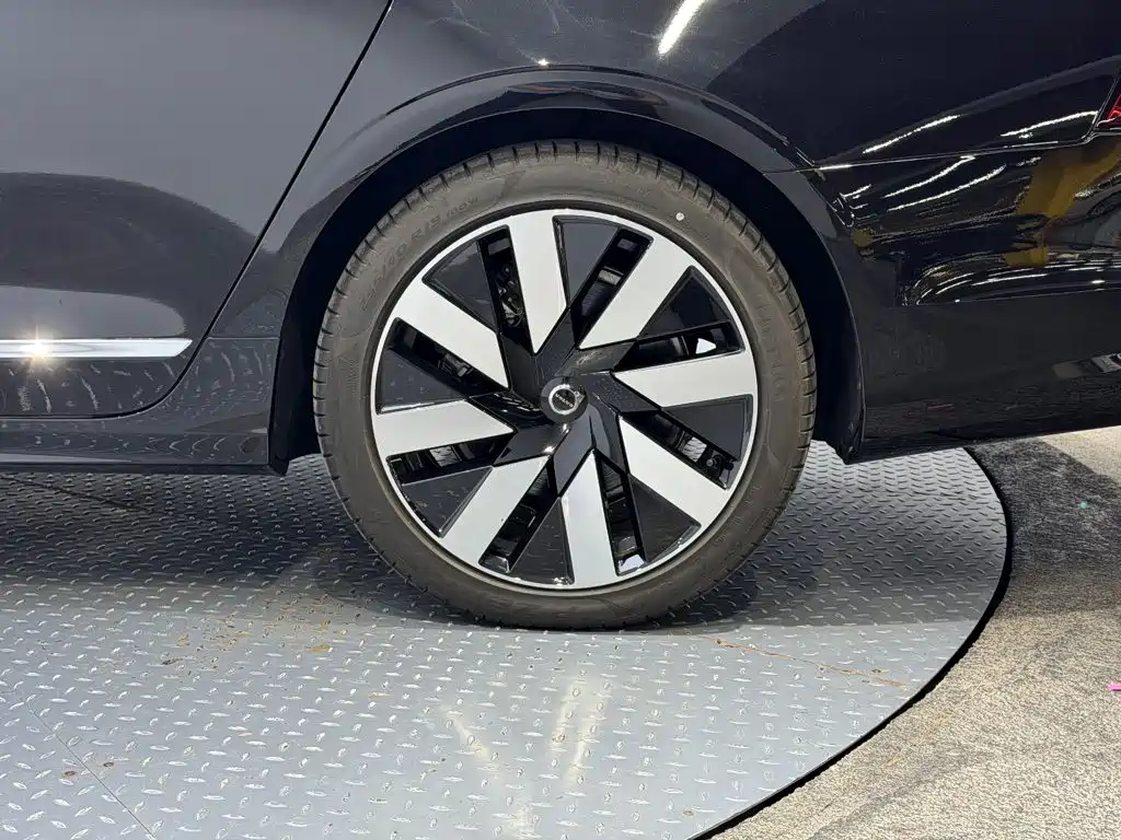 Volvo S90 PHEV — миниатюра 10