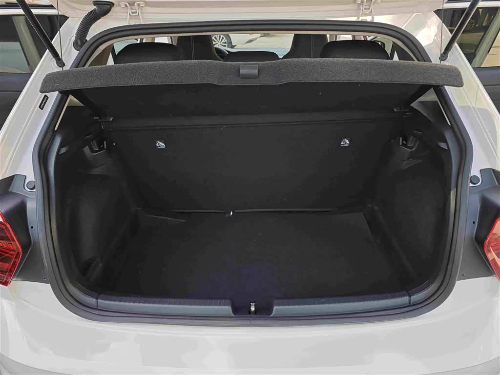 Volkswagen Polo 1.5 л 2022 г. Белый, пробег 33000 км