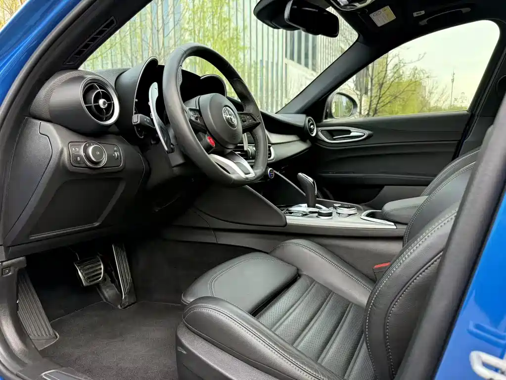 Alfa Romeo Giulia 2023 2.0T 280HP