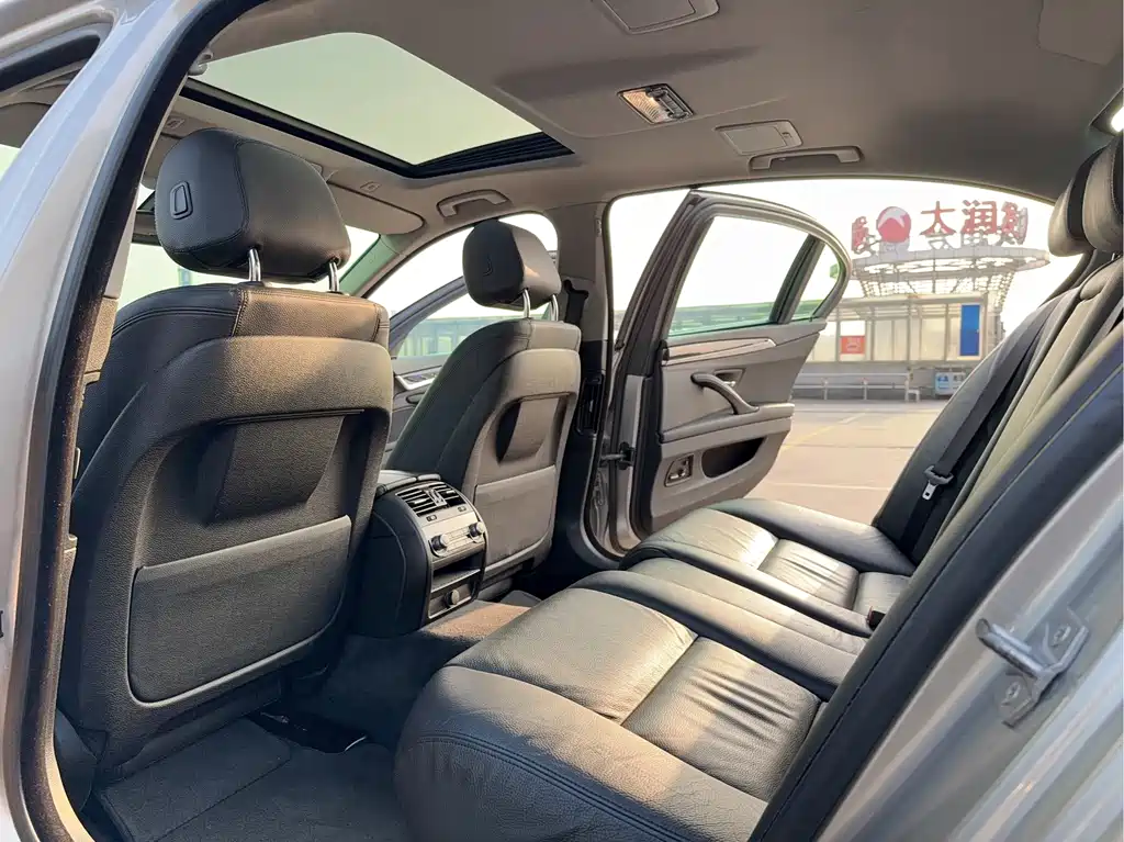 BMW 5 Series — миниатюра 11