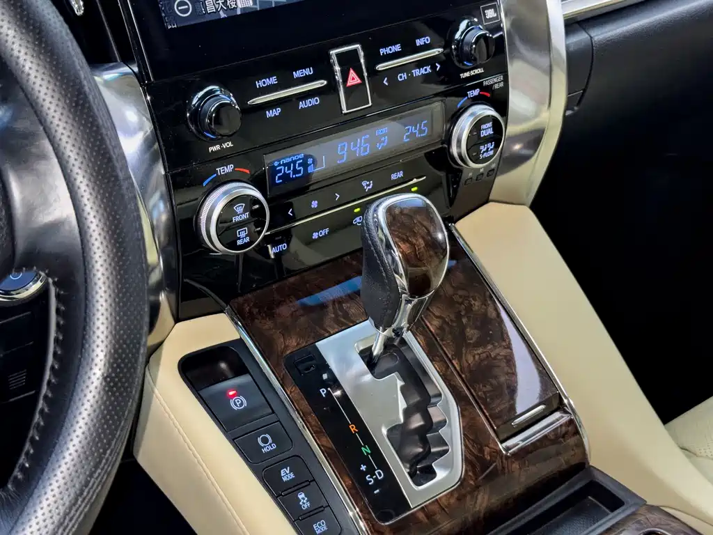 Toyota Alphard — миниатюра 10
