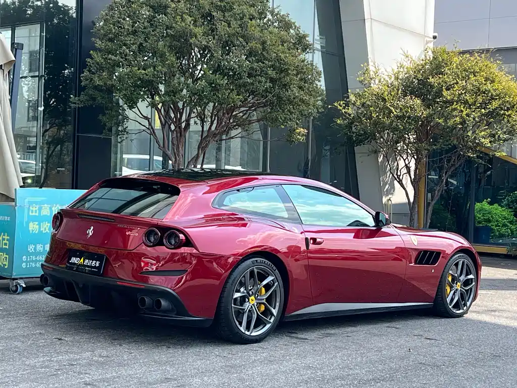 Ferrari GTC4Lusso — миниатюра 10