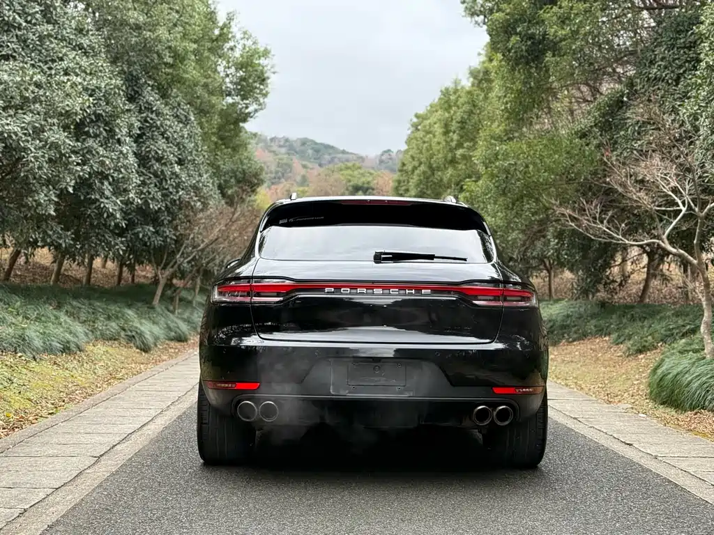 PORSCHE MACAN