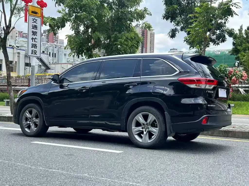 TOYOTA HIGHLANDER