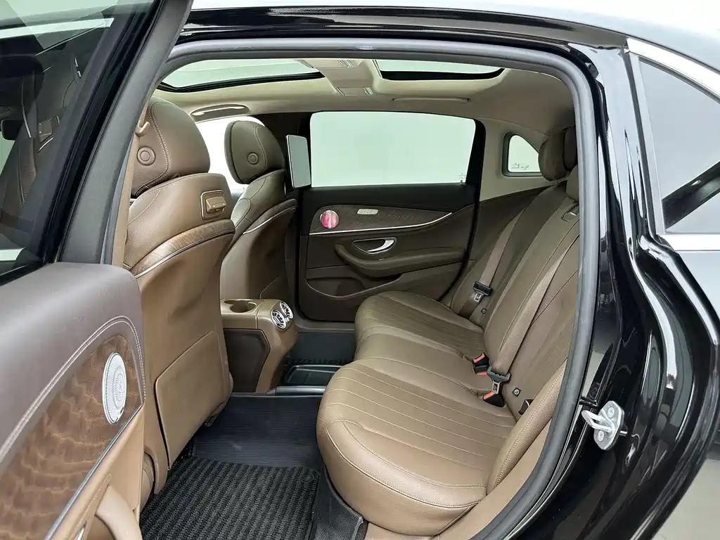 Mercedes-Benz E-Class — миниатюра 7