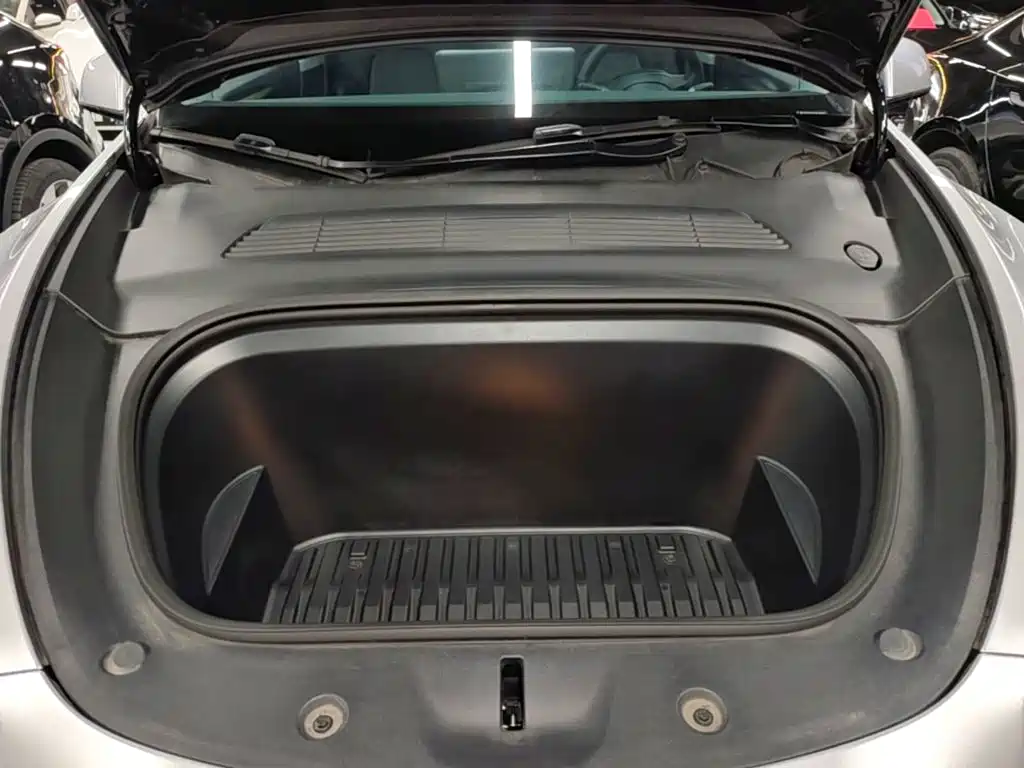 Tesla Model Y — миниатюра 20