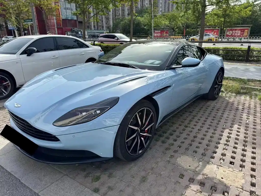 Aston Martin DB11