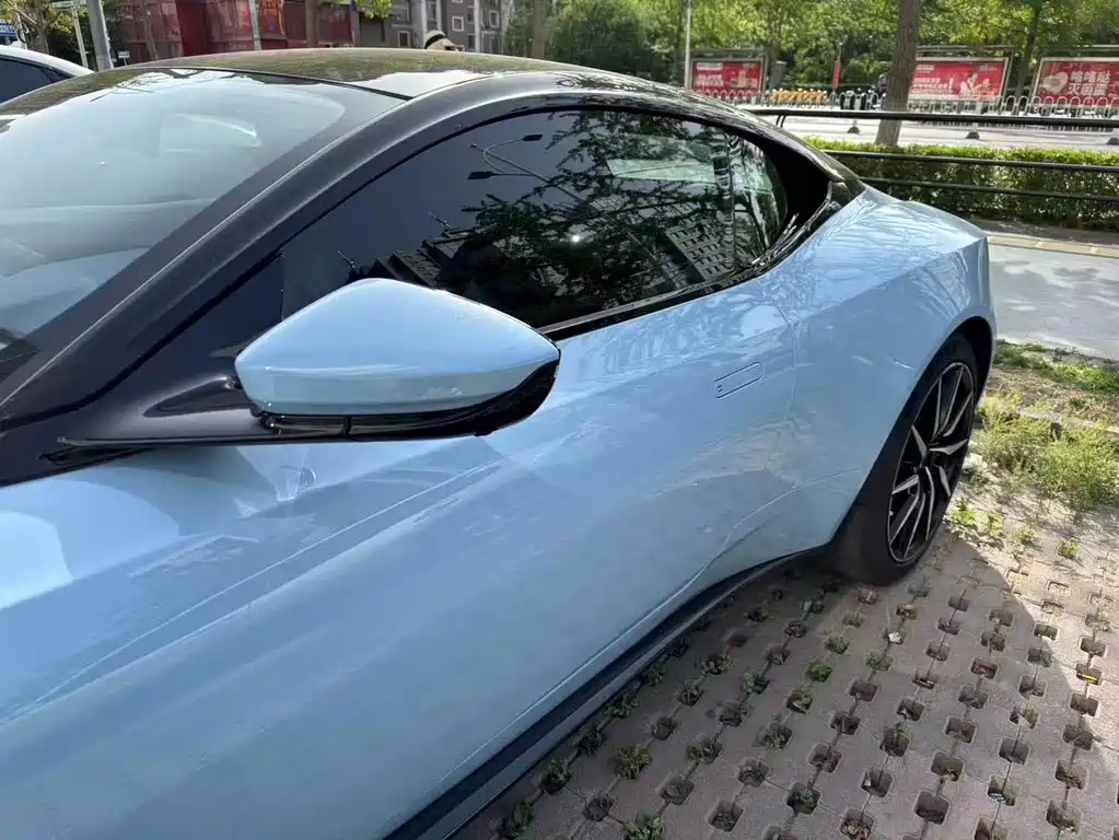 Aston Martin DB11 — миниатюра 9