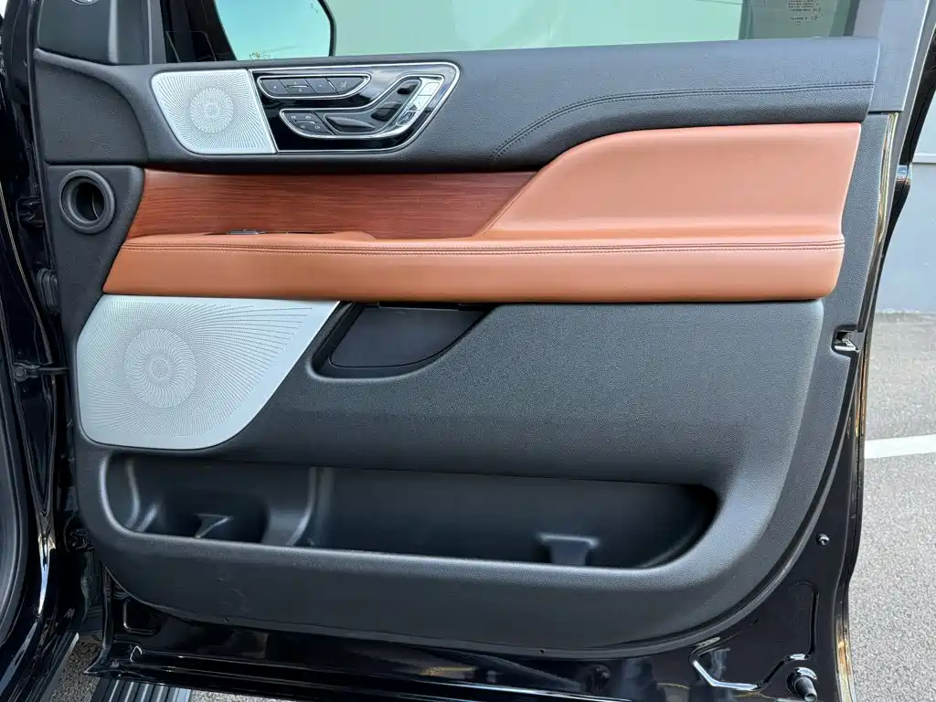Lincoln Navigator — миниатюра 34