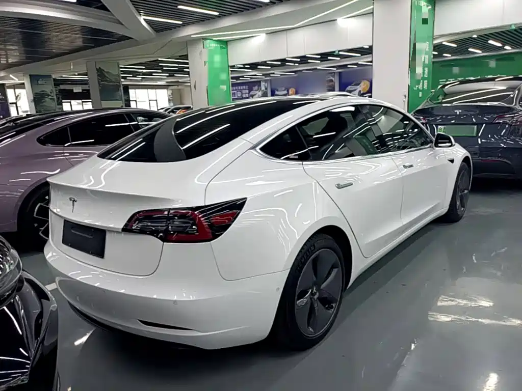 Tesla Model 3 — миниатюра 7