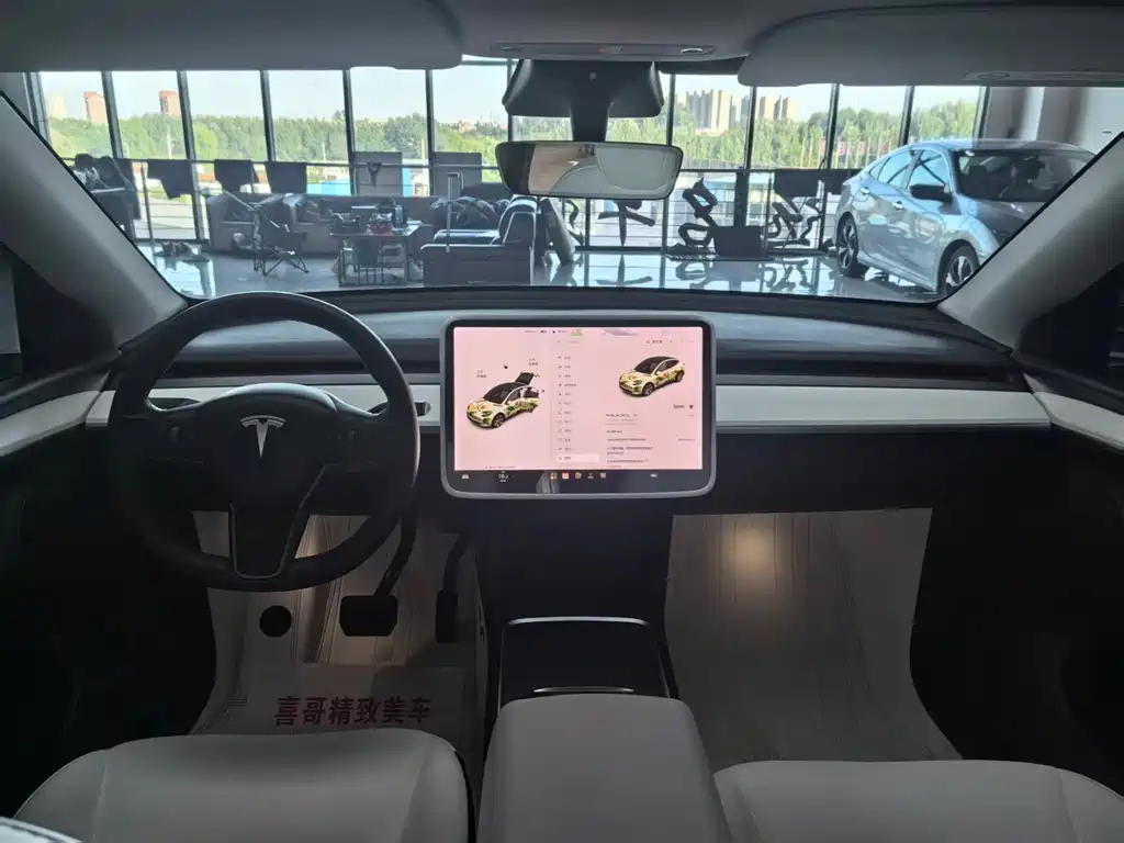 Tesla Model Y — миниатюра 18