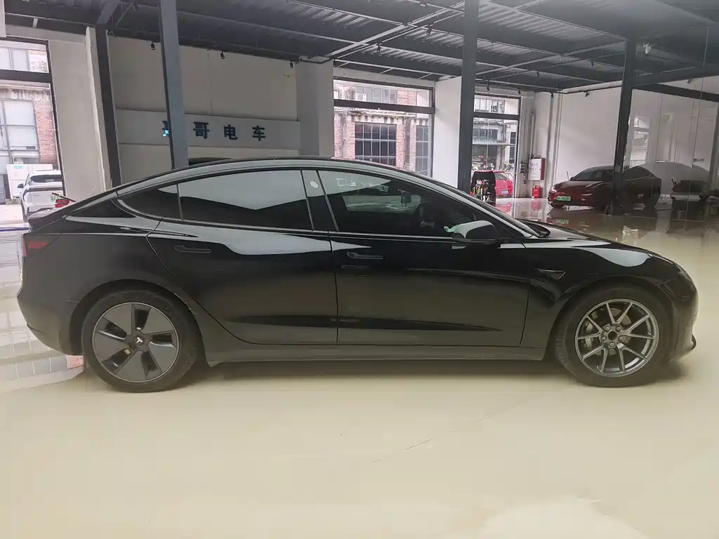 Tesla Model 3 — миниатюра 5