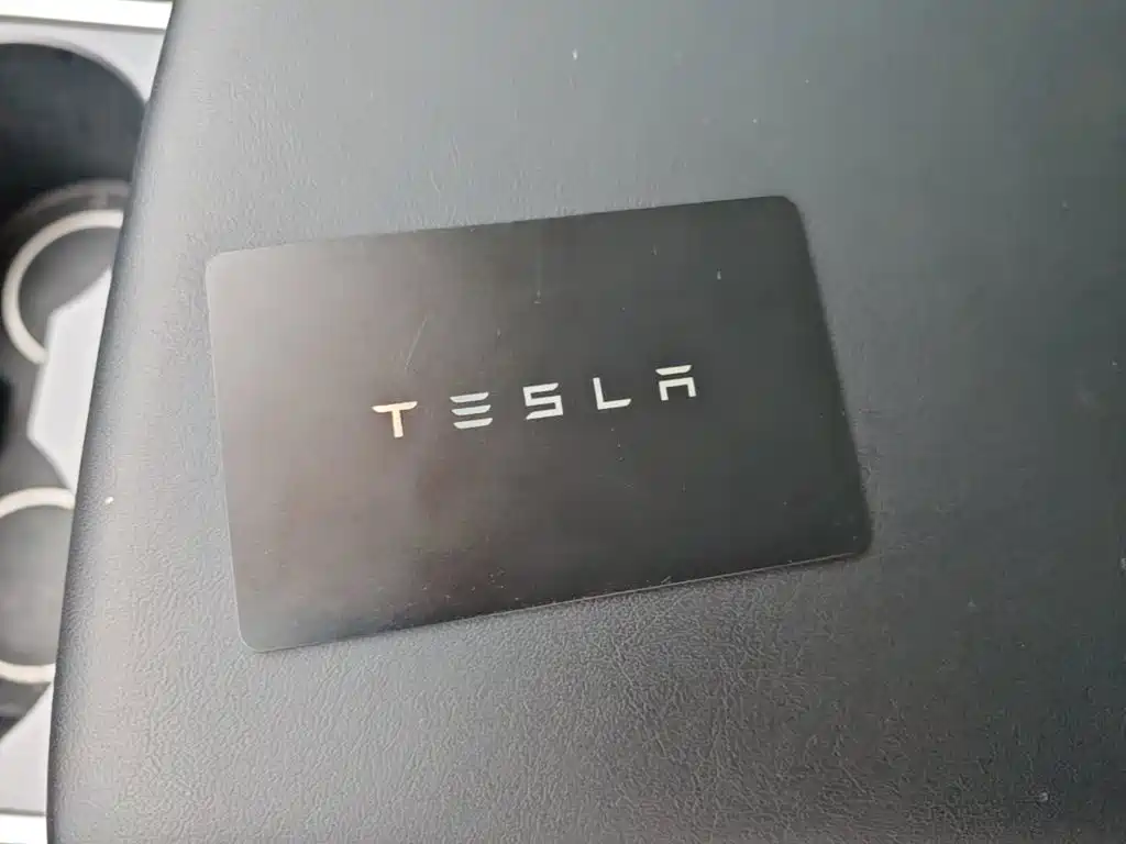 Tesla Model Y — миниатюра 9