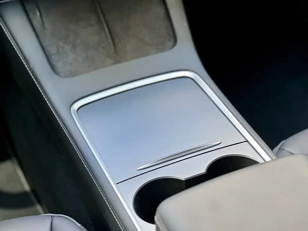 Tesla Model Y — миниатюра 8